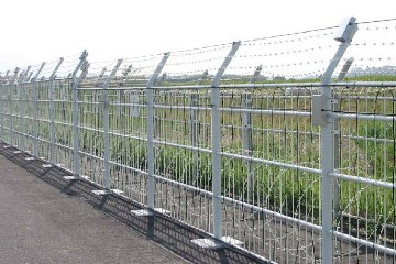 侵入検知のための敷地の周りに設置された防護柵の写真