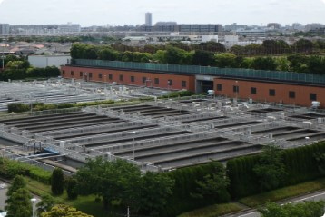 緑に囲まれた水処理センターを斜め上から撮影した写真