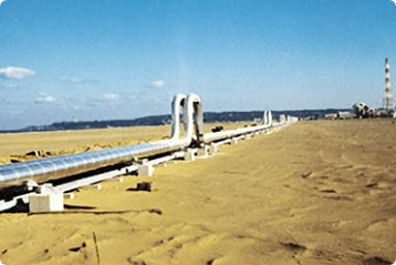 砂漠にある原油パイプラインの写真