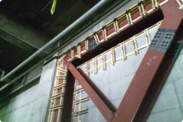 型鋼でつくられた鉄骨ブレースがコンクリートの壁に設置された様子の写真