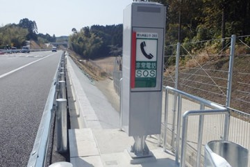 高速道路の側道に設置されている通信設備の写真